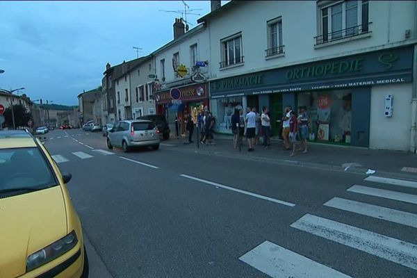 Les 3 enfants ont été fauchés par un cyclomoteur sur ce passage protégé, le soir de la victoire de la France en finale du Mondial.