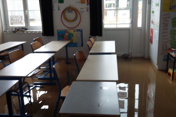 l'école primaire de Saint-Julien-le-Faucon inondée 