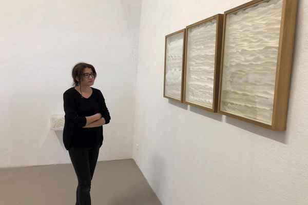 À partir du 19 mai, l'exposition "Thanaya, entre plis et chemins" de l'artiste tunisienne Najah Zarbout ouvrira ses portes au Frac de Corte. 