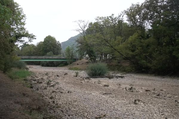 L'Albarine est, par endroit, complètement asséchée.