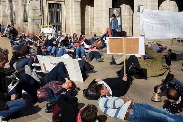 Les parents d'élèves ont manifesté devant l'inspection académique du Lot pour protester contre la nouvelle carte scolaire.