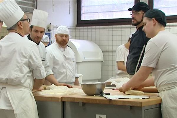 Les apprentis boulangers au travail.