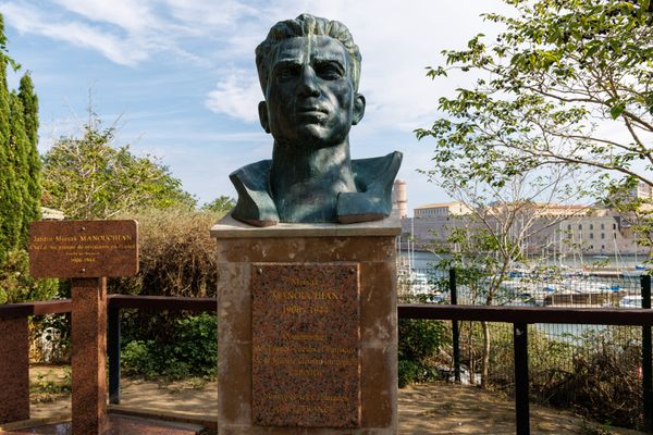 La stèle de Missak Manouchian dans le jardin Manouchian dans le 7ème à Marseille.