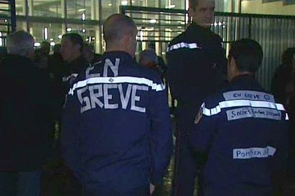 Montpellier - les pompiers devant la mairie lors de la cérémonie des voeux d'Hélène Mandroux - 14 janvier 2014.