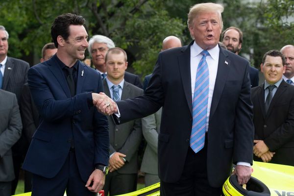 Donald Trump félicite le pilote montmorillonnais Simon Pagenaud à la Maison Blanche.