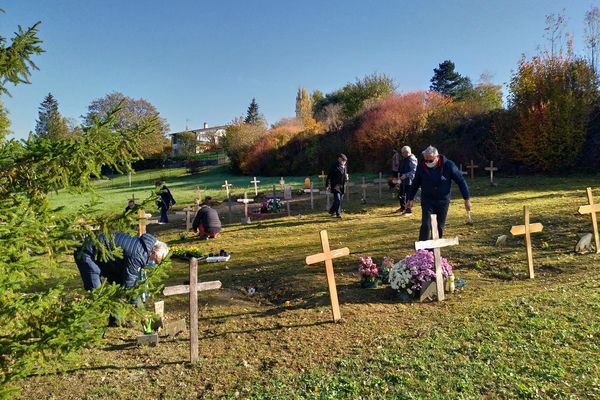 En 2020, les bénévoles du Lions Club Lons-le-Saunier et du Lions Club Ledonis s'étaient déjà réunis pour entretenir le carré des indigents