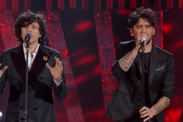 Ermal Meta e Fabrizio Moro sur la scène du Théâtre Ariston de San Remo.