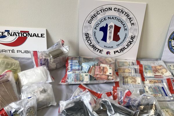 Le matériel saisi lors d'une vaste opération contre un réseau de trafic de drogue le17 novembre en Ille-et-Vilaine