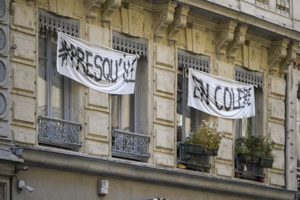 En 2019, les riverains, excédés par les nuisances sonores avaient manifesté leur mécontentement en accrochant des draps aux fenêtres.