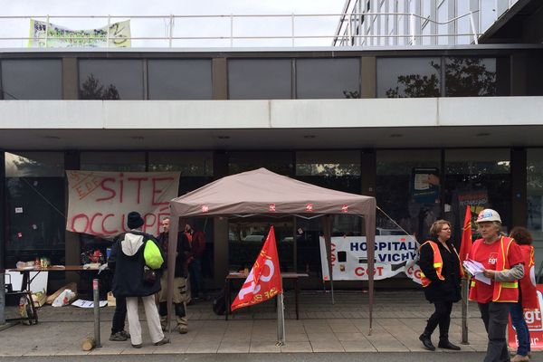 Les salariés d'EDF occupent depuis mardi nuit et jour la boutique dont la fermeture est programmée en 2018