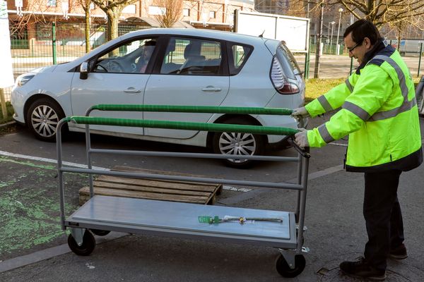 Une livraison en drive dans un grand magasin de bricolage