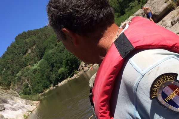 Une dizaine de rangers en Haute-Loire patrouille sur les bords de la Loire. 