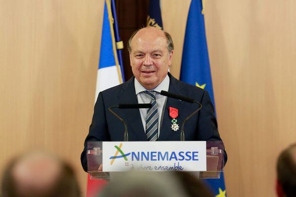 Christian Dupessey en 2015, lorsque le maire d'Annemasse a reçu la Légion d'honneur.