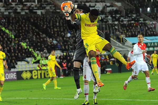 Serga Gakpé aux prises avec le gardien de l'AS Monaco, le 23  novembre 2013