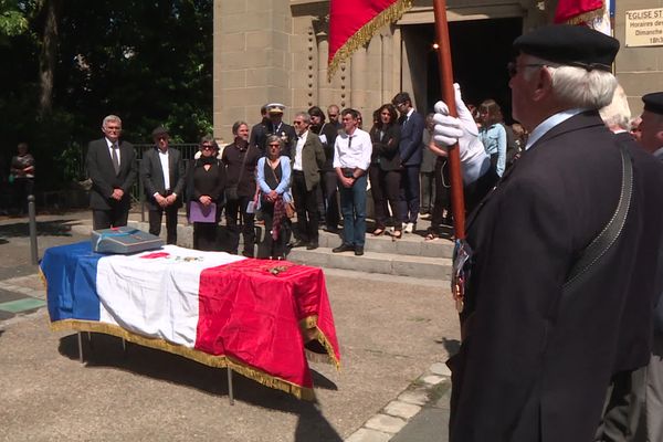 Les honneurs militaires ont été rendus au cercueil de Claude Michelet, recouvert du drapeau des membres de la Légion d’Honneur