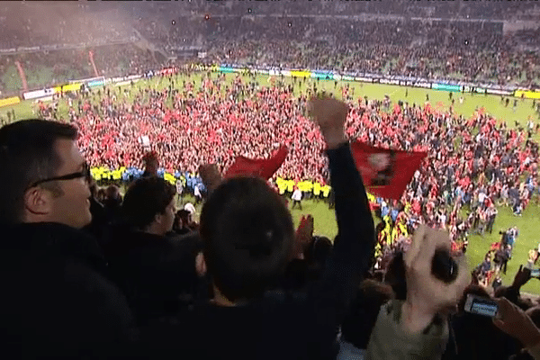 Les supporteurs exultent au stade de la Route de Lorient