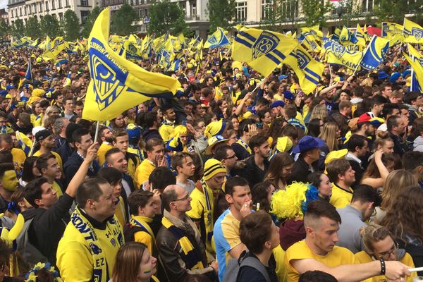 Les orages initialement prévus par Météo France ont finalement passé leur chemin et ne devraient pas gâcher la fête. Éclaircies et chaude ambiance prévues place de Jaude à Clermont-Ferrand,dimanche 4 juin pour la finale de Top 14.