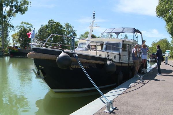 Lors d’une année normale, le port de plaisance de Saint-Florentin, dans l'Yonne, voit passer 500 bateaux sur six mois de saison. 