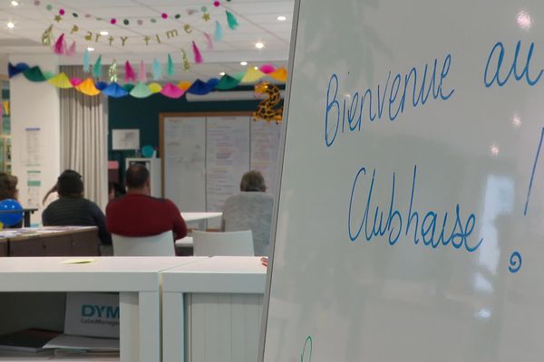 Au Clubhouse, tout est fait pour que les personnes atteintes de troubles psychiques renouent un lien social et reprennent goût à la vie.