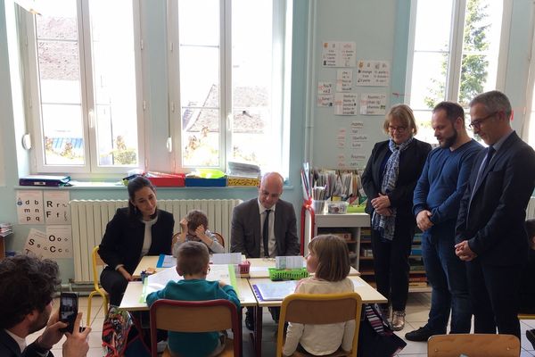 Brune Poirson et Jean-Michel Blanquer sur les bancs du Cours Préparatoire de Chapelle-Volland