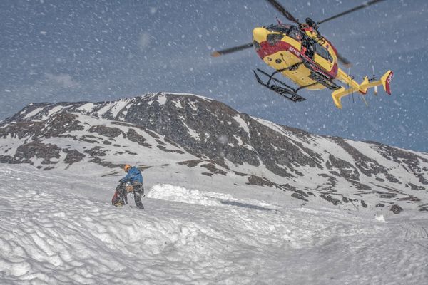 Illustration. Un homme de 36 ans a été emporté par une avalanche sur près de 300 mètres dans le massif des Ecrins, ce samedi 27 avril.