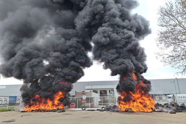 Un centre d'embouteillage de vins a été bloqué avec des pneus brûlés, par une cinquantaine d'agriculteurs gardois.