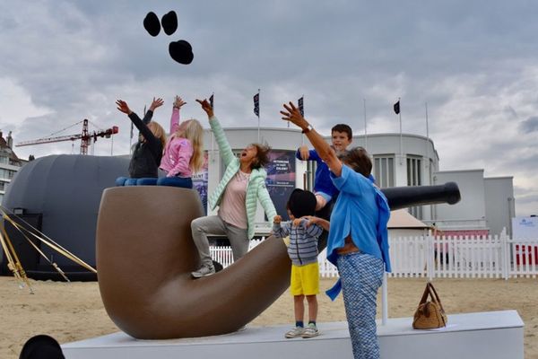 Les visiteurs peuvent se prendre en photo autour de la célèbre "Ceci n'est pas une pipe" de Magritte