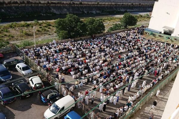 La prière organisée sur le parking du Théâtre Lino Ventura avait rassemblé près de 1.000 fidèles musulmans.