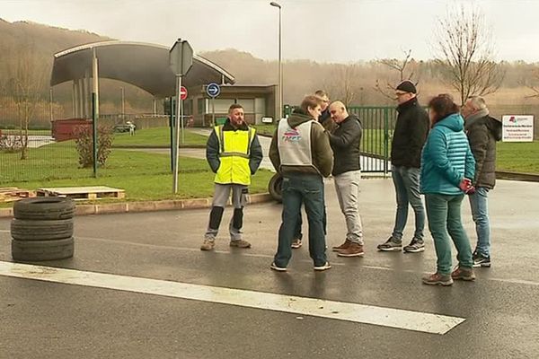 Plusieurs agents de déchetterie ont manifesté, mardi 28 novembre, devant le site de Waridon (Ardennes) pour protester contre la privatisation de deux centre de revalorisation des déchets de l'agglomération Ardenne-métropole.