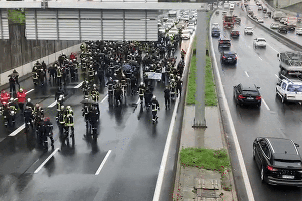 Environ 300 sapeurs-pompiers du Rhône ont bloqué le périphérique lyonnais ce mardi 8 octobre.