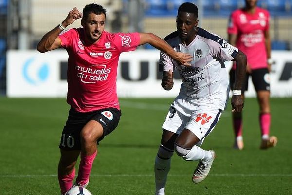 L'attaquant montpelliérain Gaetan Laborde face au milieu des Girondins Younousse Sankhare lors de la 10e journée de Ligue 1 le 21 octobre 2018