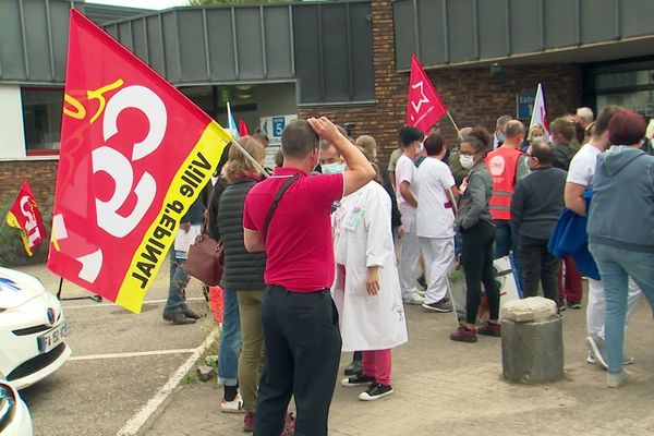 Face à la réorganisation de l'hôpital, les syndicats sont inquiets après l'annonce des licenciements. 