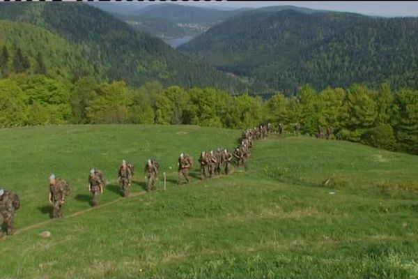 600 tirailleurs du 1er RT d'Épinal marchent sur les traces de leurs anciens au sommet du Hohneck. 