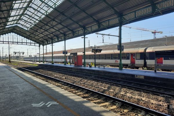 En raison de l'interruption du trafic, la gare de Béziers (Hérault) est vide mardi 27 juillet.