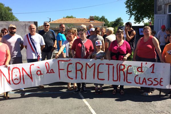 Mobilisation des parents d'élèves à Brossac en Charente