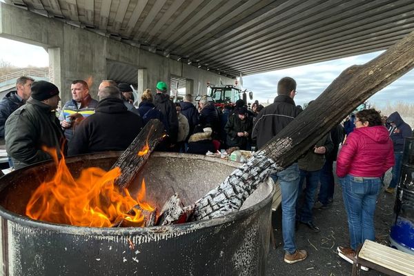 Les agriculteurs du Puy-de-Dôme se mobilisent pour assurer le blocage de l'A71 entre Clermont-Ferrand et Paris.