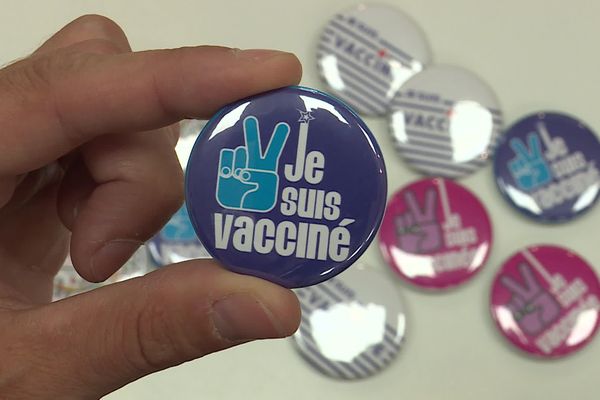 Les badges "je suis vacciné" de la mairie d'Aigues-Mortes (Gard) - juillet 2021.