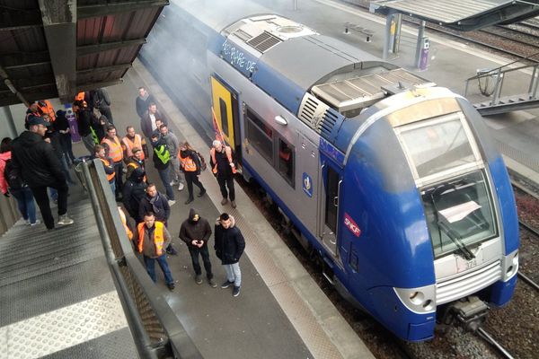 Les manifestants ont retardé le départ de quelques trains en gare Lille - Flandres. 