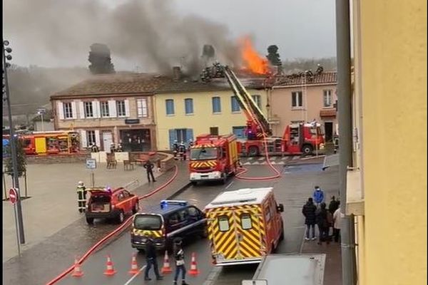 L'incendie s'est déclaré vers 9 heures, samedi 5 février 2022, dans cette maison située en plein coeur de la commune de Merville (Haute-Garonne).