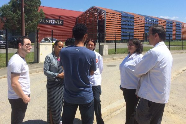 Des salariés de SunPower devant l'usine toulousaine