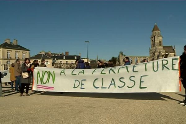 Manifestation ce mercredi après-midi des parents et enfants de l'école primaire de La Haie-Vigné devant la mairie de Caen