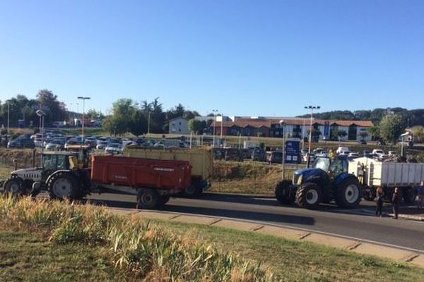 Les agriculteurs se sont positionnés sur le rond-point de l'autoroute à Agen