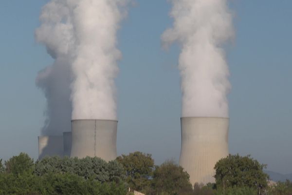 La pérennité de la centrale nucléaire de Cruas est remise en compte par les écologistes en raison du risque sismique. Des études sont en cours. Elle va de toute manière subir de gros travaux de mise aux normes vu son âge.