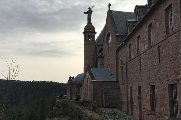 500 000 visiteurs montent chaque année sur les hauteurs d'Obernai, à la rencontre de Sainte-Odile. Certains mangent et logent dans ce lieu, et il convient de mieux les accueillir : c'est le challenge à relever pour le nouveau directeur, nommé pour s'occuper de l'hôtellerie et la restauration.