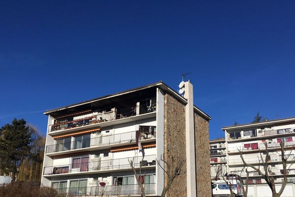 Un appartement, situé au dernier étage d'un immeuble de la résidence Le Poitou à Vals-près-le-Puy, en Haute-Loire, a été totalement ravagé par les flammes. Deux personnes s'y trouvaient : l'une a été héliporté vers Lyon en état d'urgence absolue, l'autre a été hospitalisé au Puy-en-Velay, dans un état moins grave.