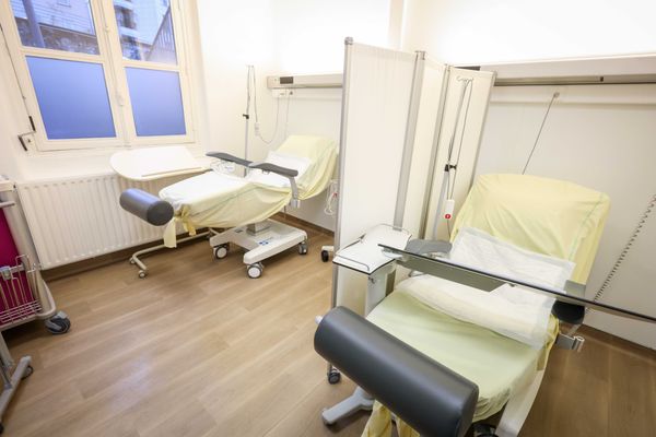 Une salle de soin dans l'un des centre d'expérimentation des IVG instrumentales pratiquée par les sages-femmes, à la Pitié Salpêtrière de Paris, le 1er décembre 2023.
