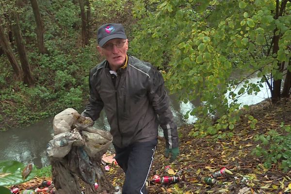 Bernard Claudel habite Hayange en Moselle. Il dénonce les dépôts sauvages de déchets dans la nature.