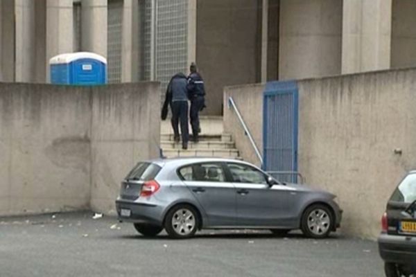 Le meurtrier présumé d'Agnès, Mathieu, est conduit au juge d'instruction au palais de justice de Clermont-Ferrand- Archives