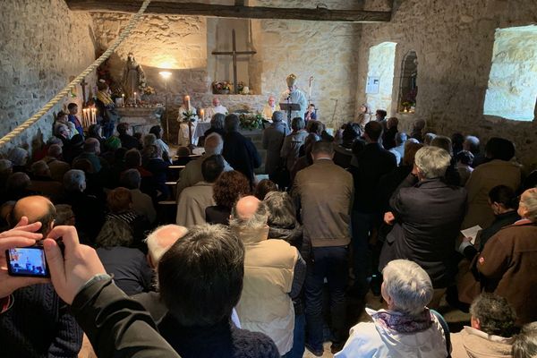 La messe du premier mai à Saint-Nicolas-Courbefy, dédiée à Saint Eutrope, célébrée cette année par Mgr Bozzo, l’Évêque de Limoges.