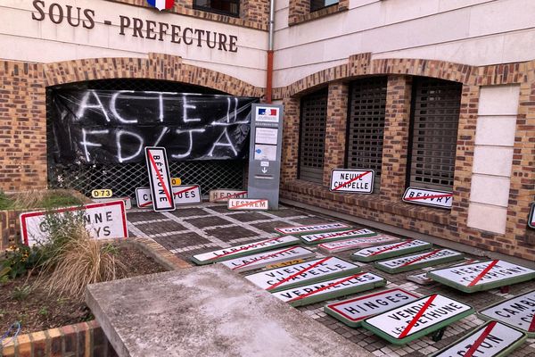 Devant la sous-préfecture du Pas-de-Calais, quarante-cinq pancartes d’entrée d’agglomérations ont été déposées.